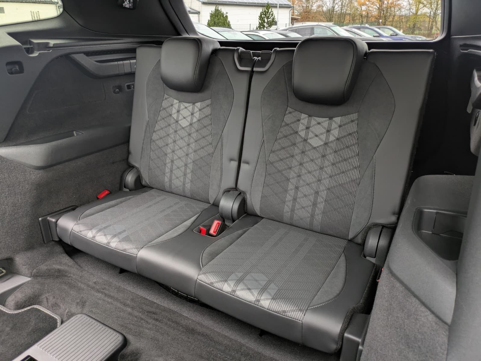 Fahrzeugabbildung Volkswagen Tayron 2.0 TDI 4M R-Line BLACK*7Si*MATRIX*PANO