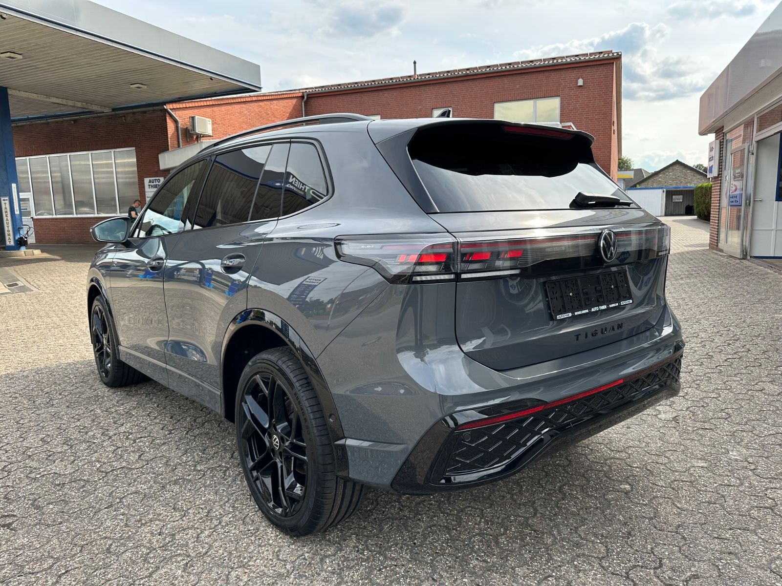 Fahrzeugabbildung Volkswagen Tiguan 2.0 TDI 4M R-Line Pano/AHK/ACC/Navi