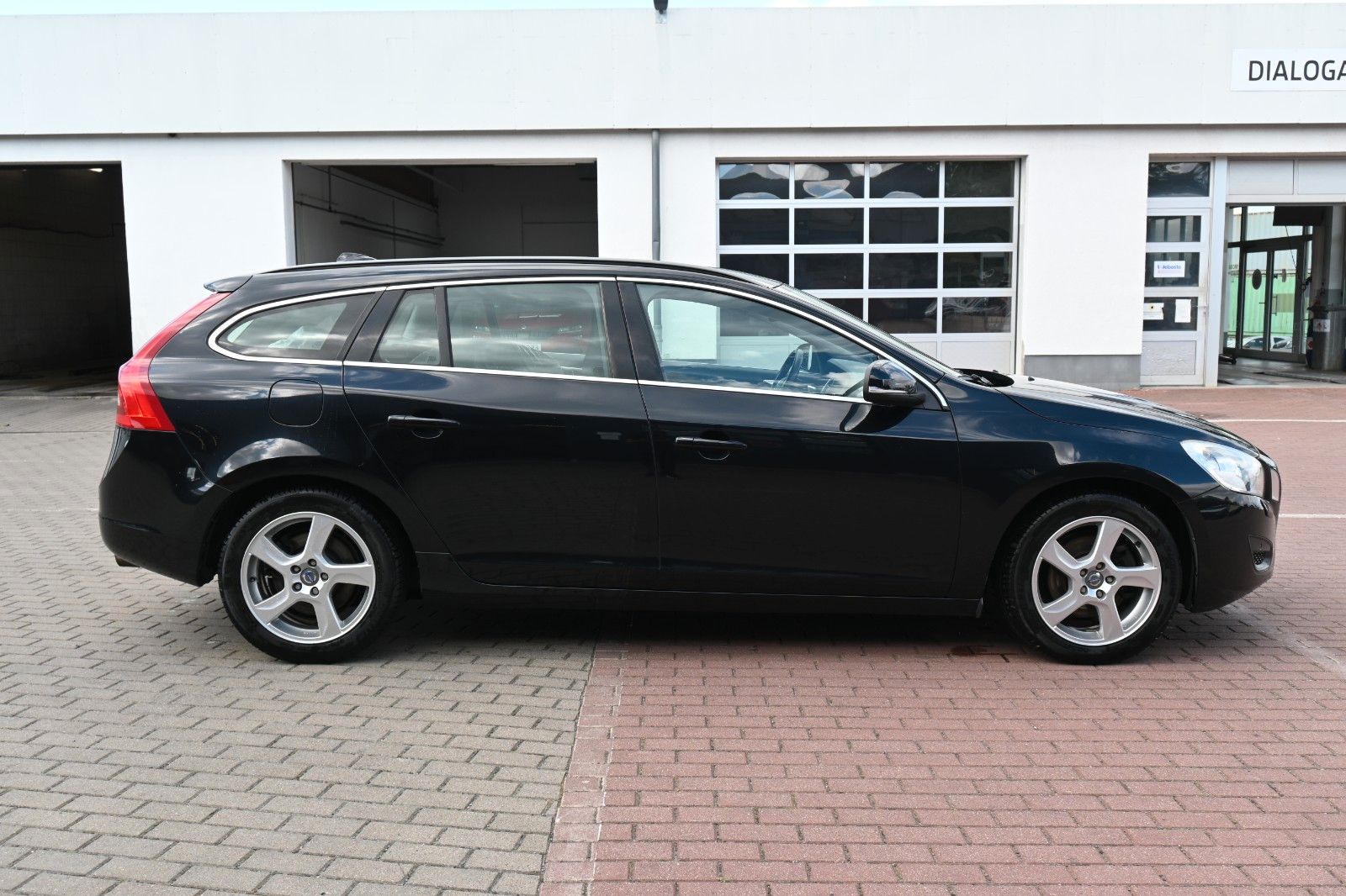 Fahrzeugabbildung Volvo V60 T3 Schlater  Momentum*2xPDC*Xenon*