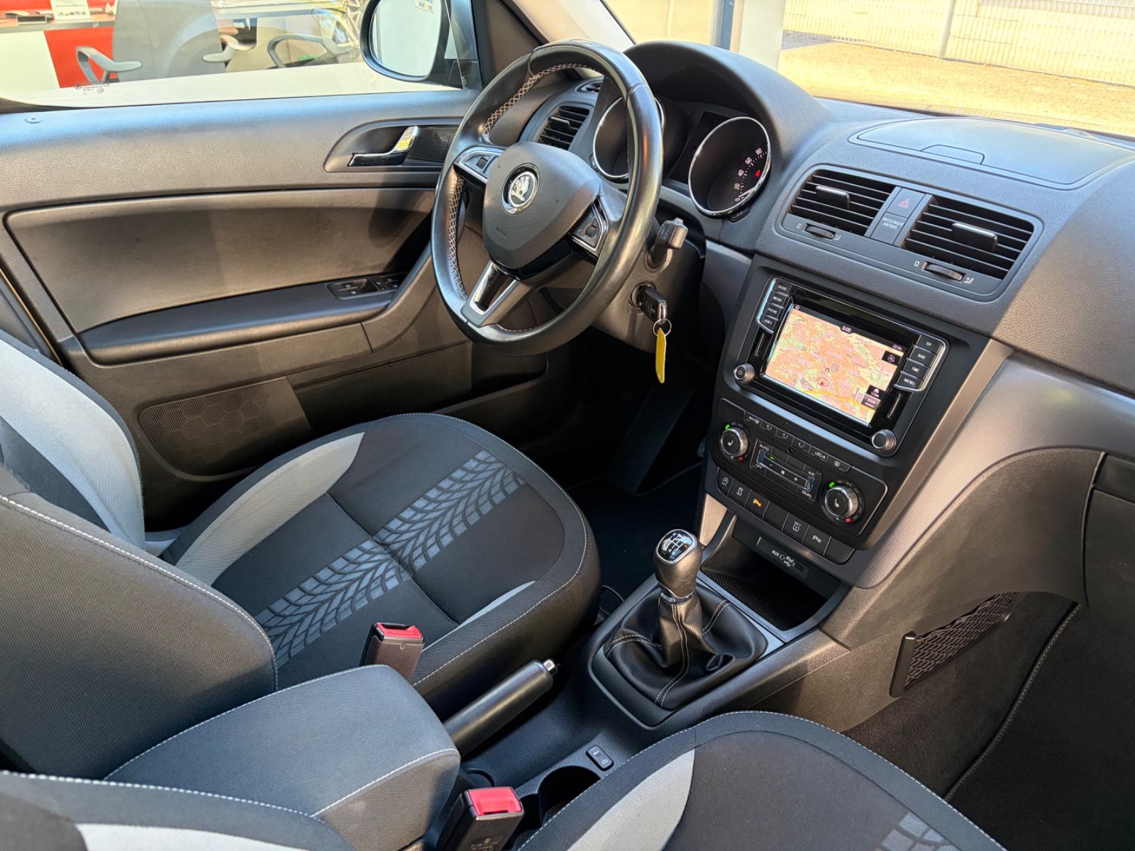 Fahrzeugabbildung SKODA Yeti Adventure+AHK+Navi+SHZ+Allw.LM+BT+PDC