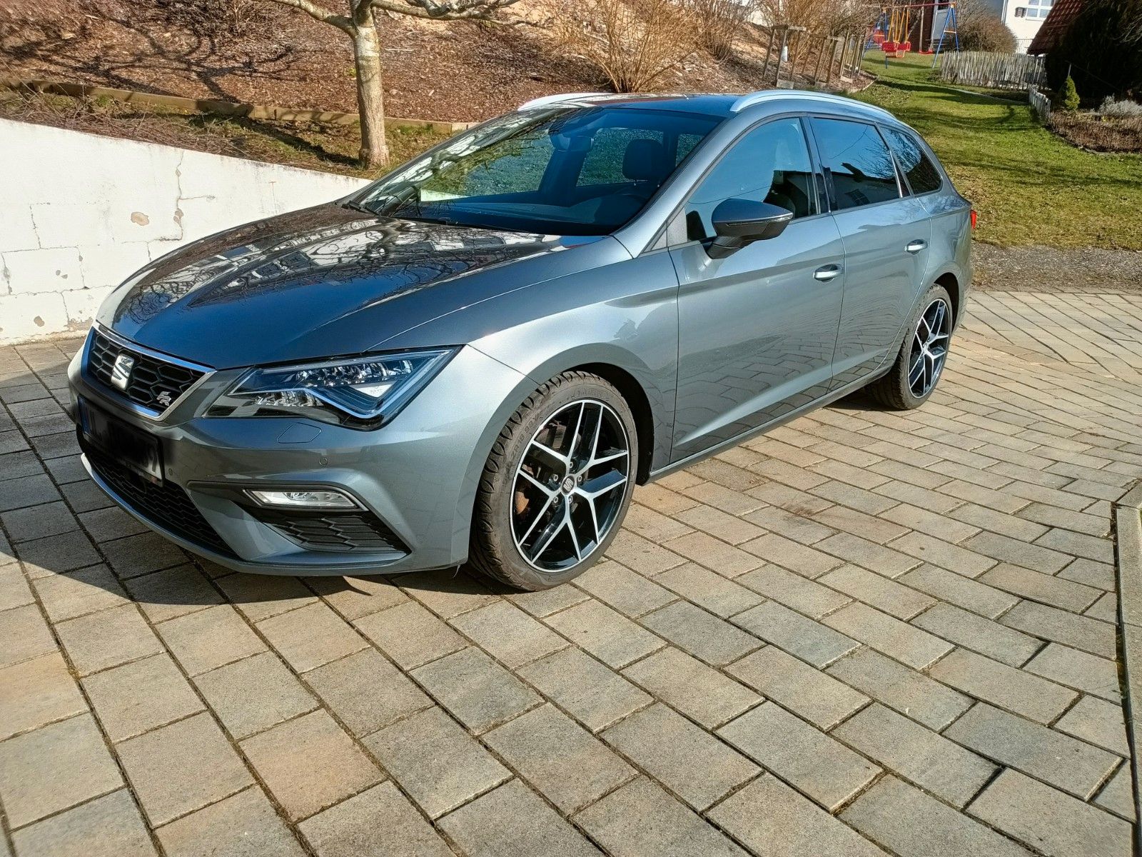 SEAT Leon ST 2.0 TDI 110kW Start&amp;Stop FR DSG NAVI
