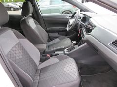 VW Polo 1.0 TSI R-Line DSG IQ.Drive Matrix Nav 17'' VW Polo 1.0 TSI R-Line DSG IQ.Drive Matrix Nav 17''