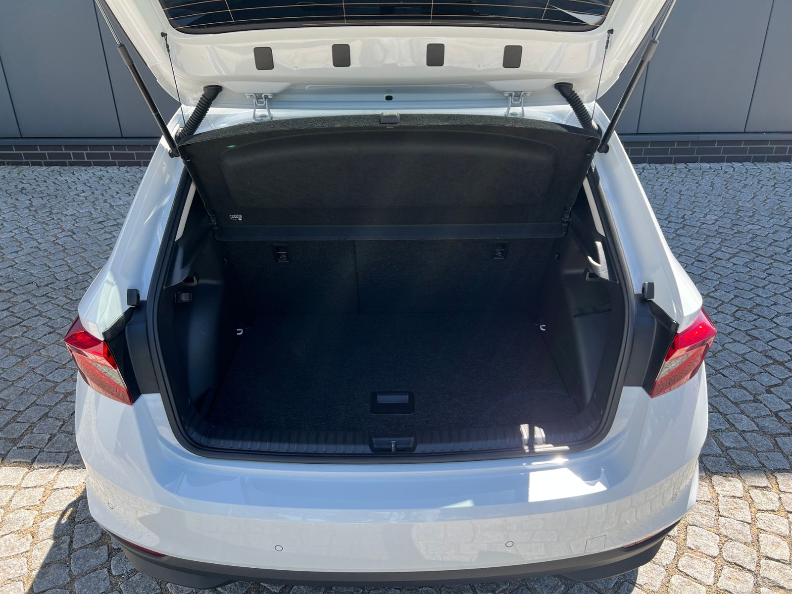 Fahrzeugabbildung SKODA Fabia Selection Tour 1.0 TSI *Vorb. AHK, LED, Ka