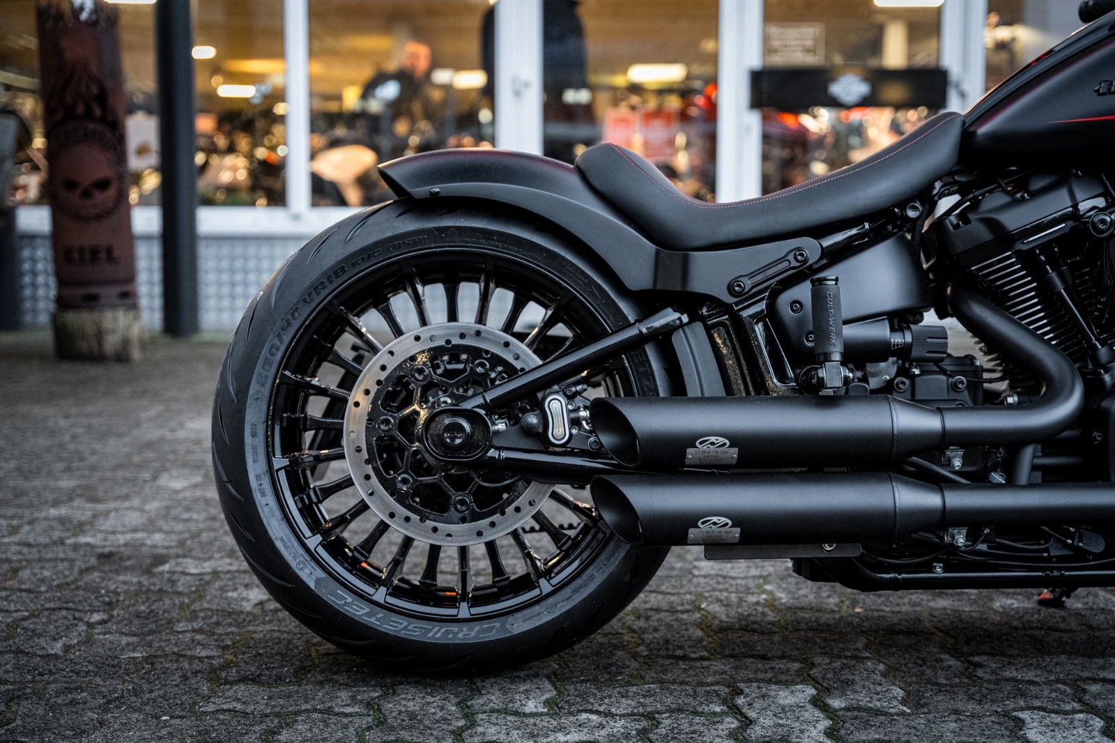 Fahrzeugabbildung Harley-Davidson Breakout DARKSIDE  FXBR 117 Komplettumbau