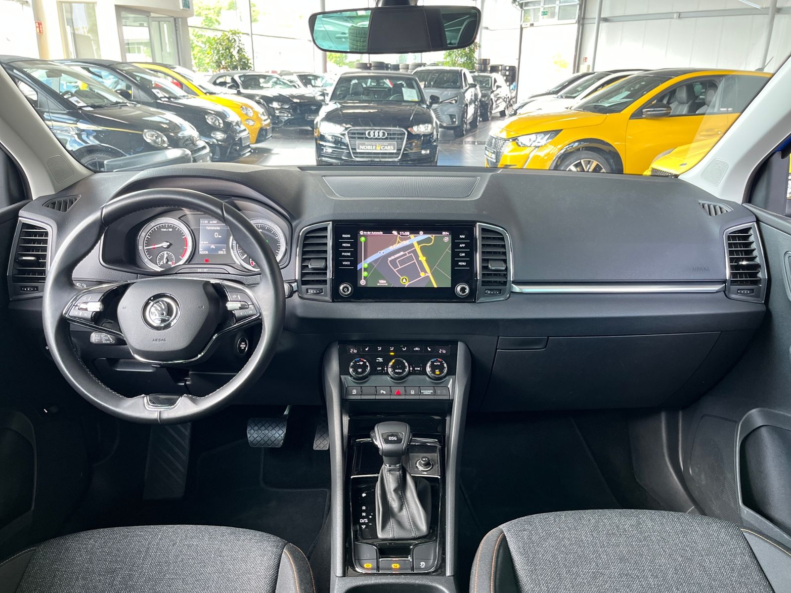 Fahrzeugabbildung SKODA Karoq Clever ACC RFK LED NAVI