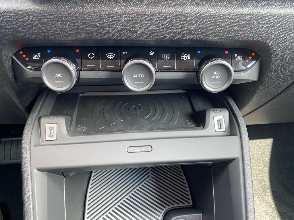 Fahrzeugabbildung Citroën C4 Hybrid 136 ë-DSC6 MAX + Techno/Winter Paket