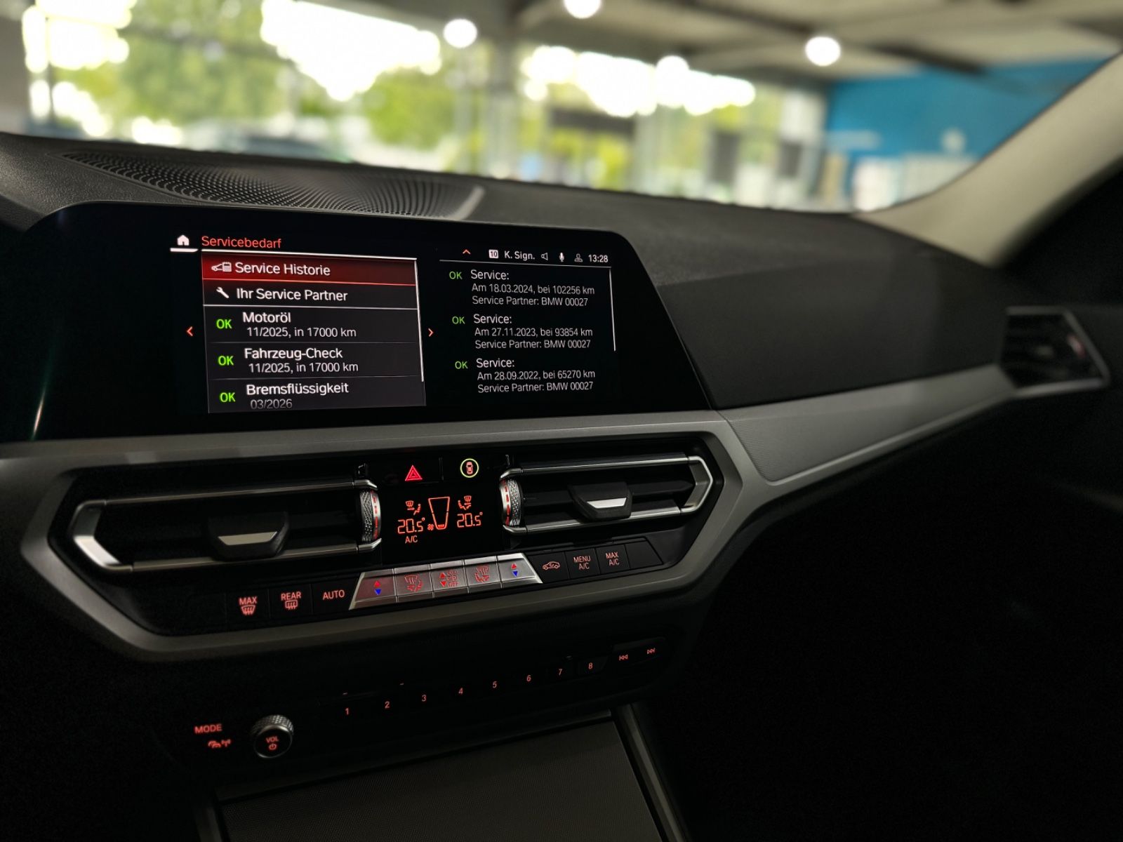 Fahrzeugabbildung BMW 330i Aut Alarm PDC DriveAssis HUD DAB CockpitPro