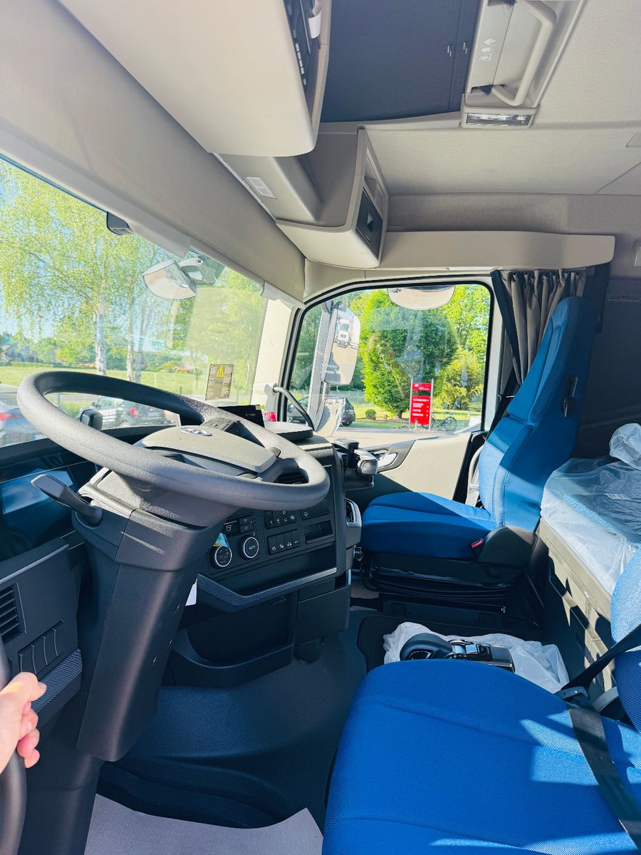 Fahrzeugabbildung Volvo FH 500 8x2 mit F710RA.2.27 L426 und V20 Winde