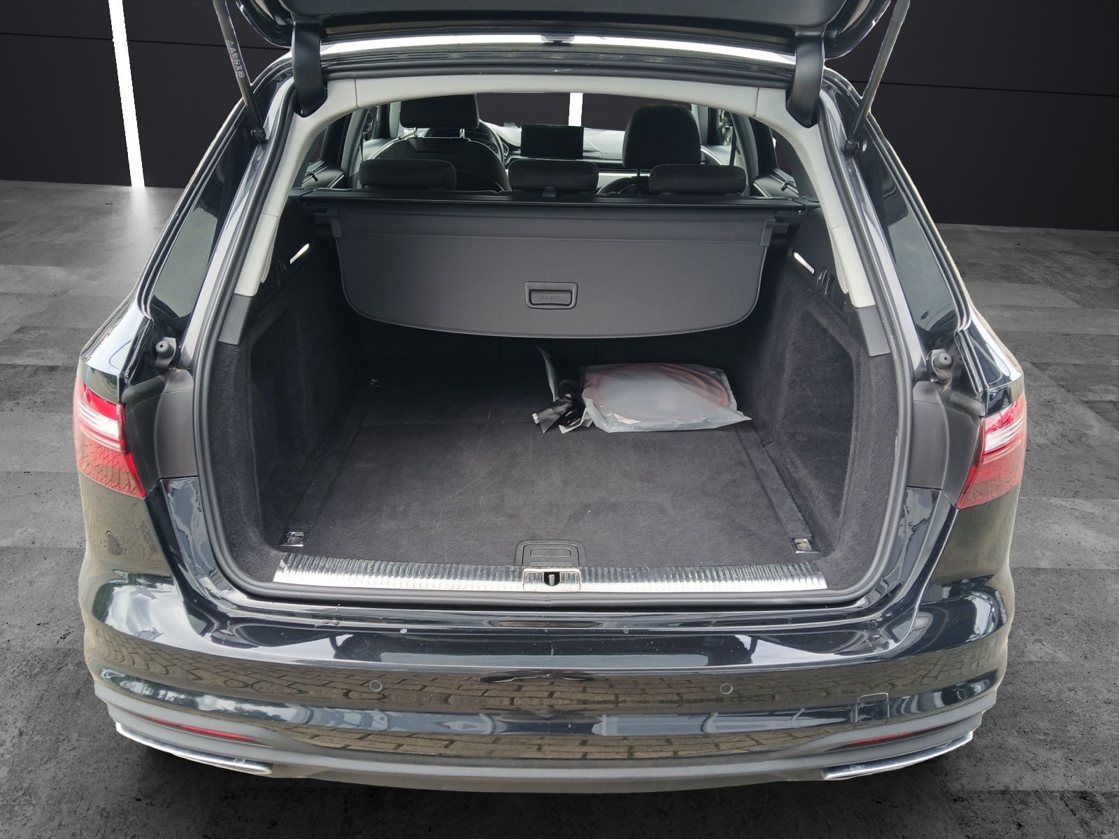 Fahrzeugabbildung Audi A4 Avant 35 TFSI  Navi GRA PDC SH LM