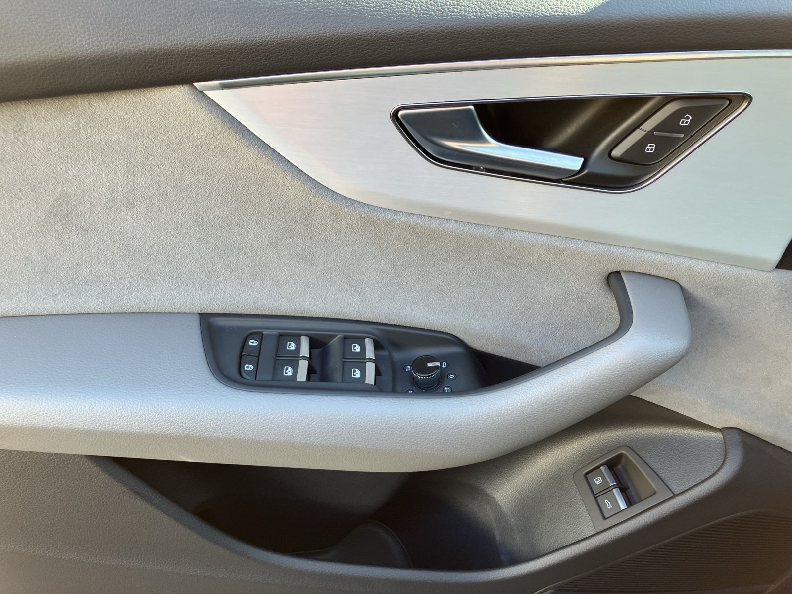 Fahrzeugabbildung Audi Q8 55 TFSI e quattro HD MATRIX AHZV PANO Luft AH