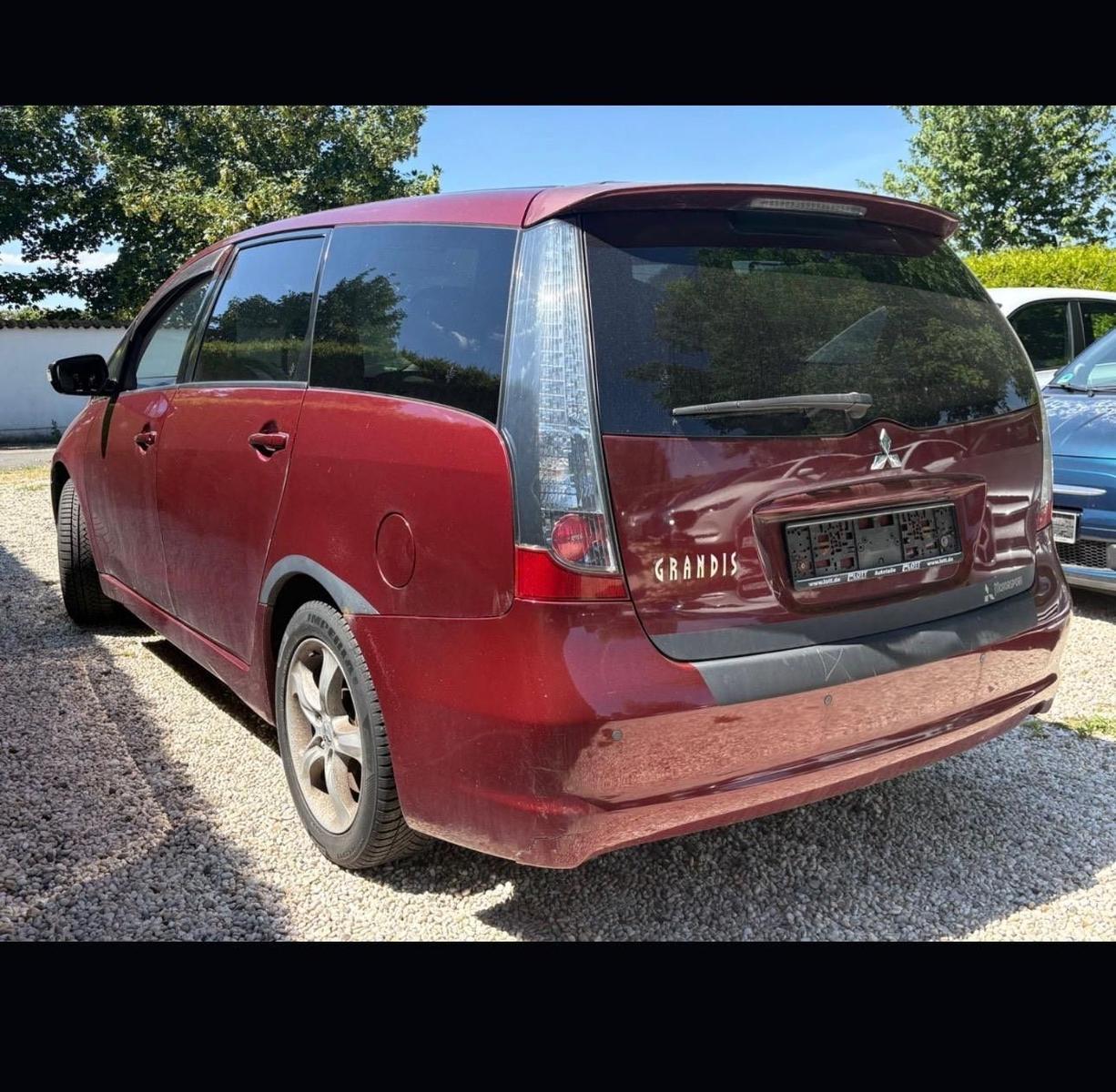 Mitsubishi Grandis 2004 — interior