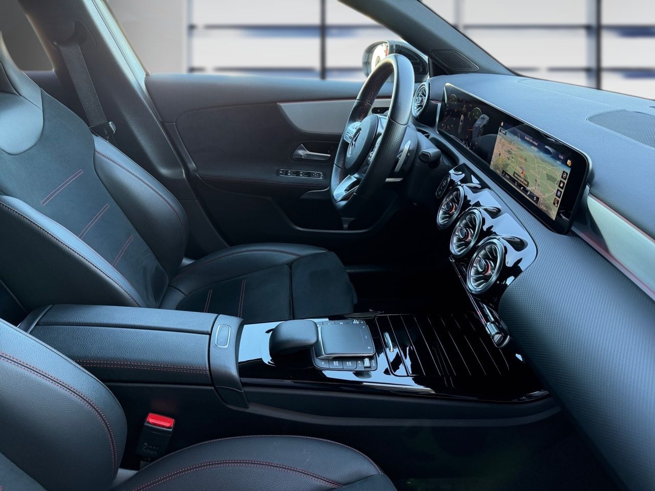 Fahrzeugabbildung Mercedes-Benz A 180 AMG+AHK+PANO+DISTR+NIGHT+AMBIENTE+CARPL++