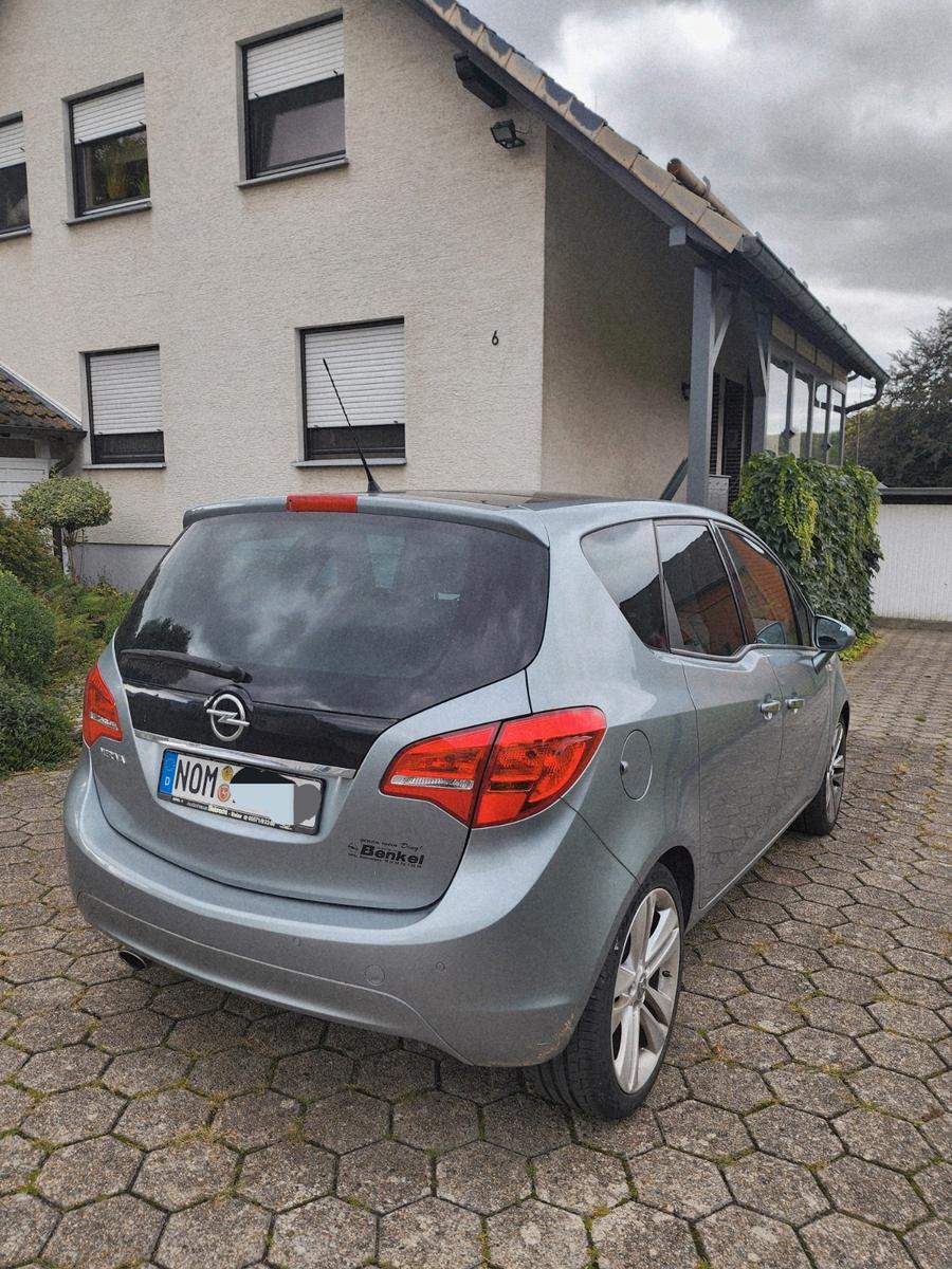 Opel Meriva 2012 — rear view