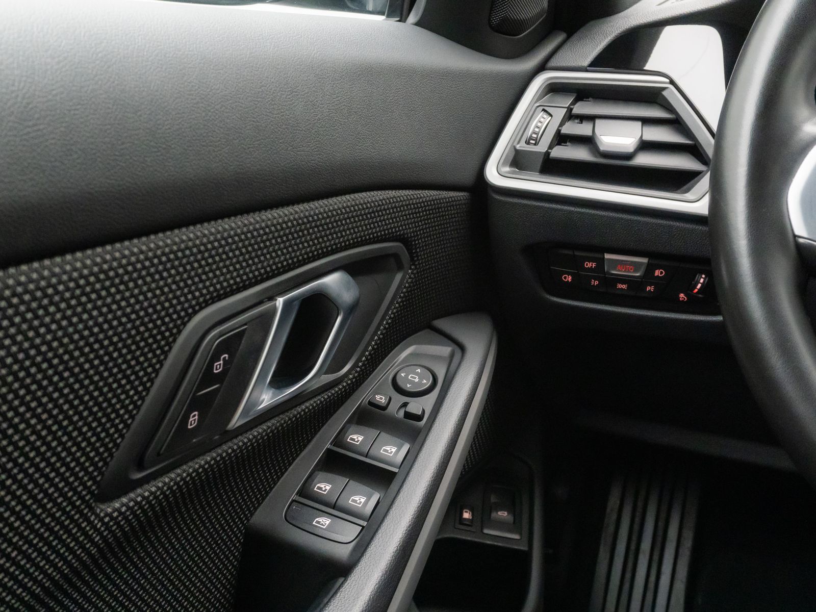 Fahrzeugabbildung BMW 320e Kamera HiFi DAB Alarm AHK Geschwindigkeitsr