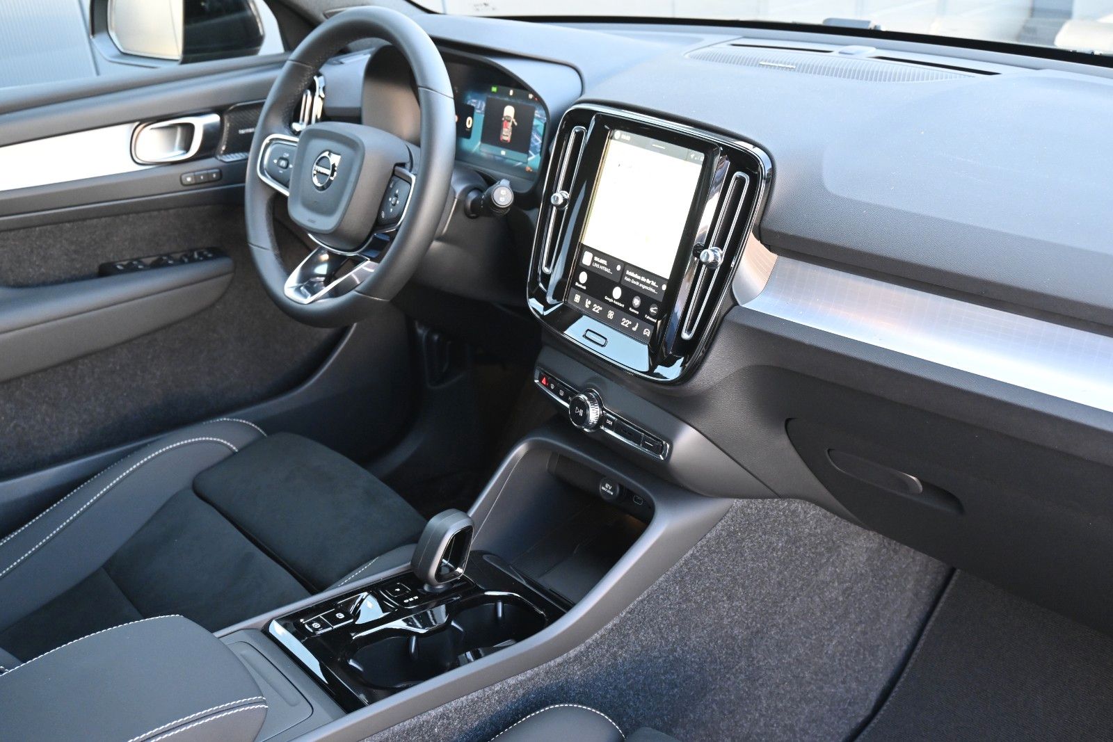 Fahrzeugabbildung Volvo XC40 B4 DKG Plus Dark*STDHZG*360*Pixel*ACC