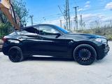 BMW X6 M50d LED/HUD/StHz/22"/SoftClose/SpS/M-Bremse - BMW X6 M50 mit Schiebedach