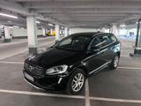 Volvo XC60 2.4 D5 AWD Summum 5zyl PANO ACC VOLLLEDDER - Volvo in München