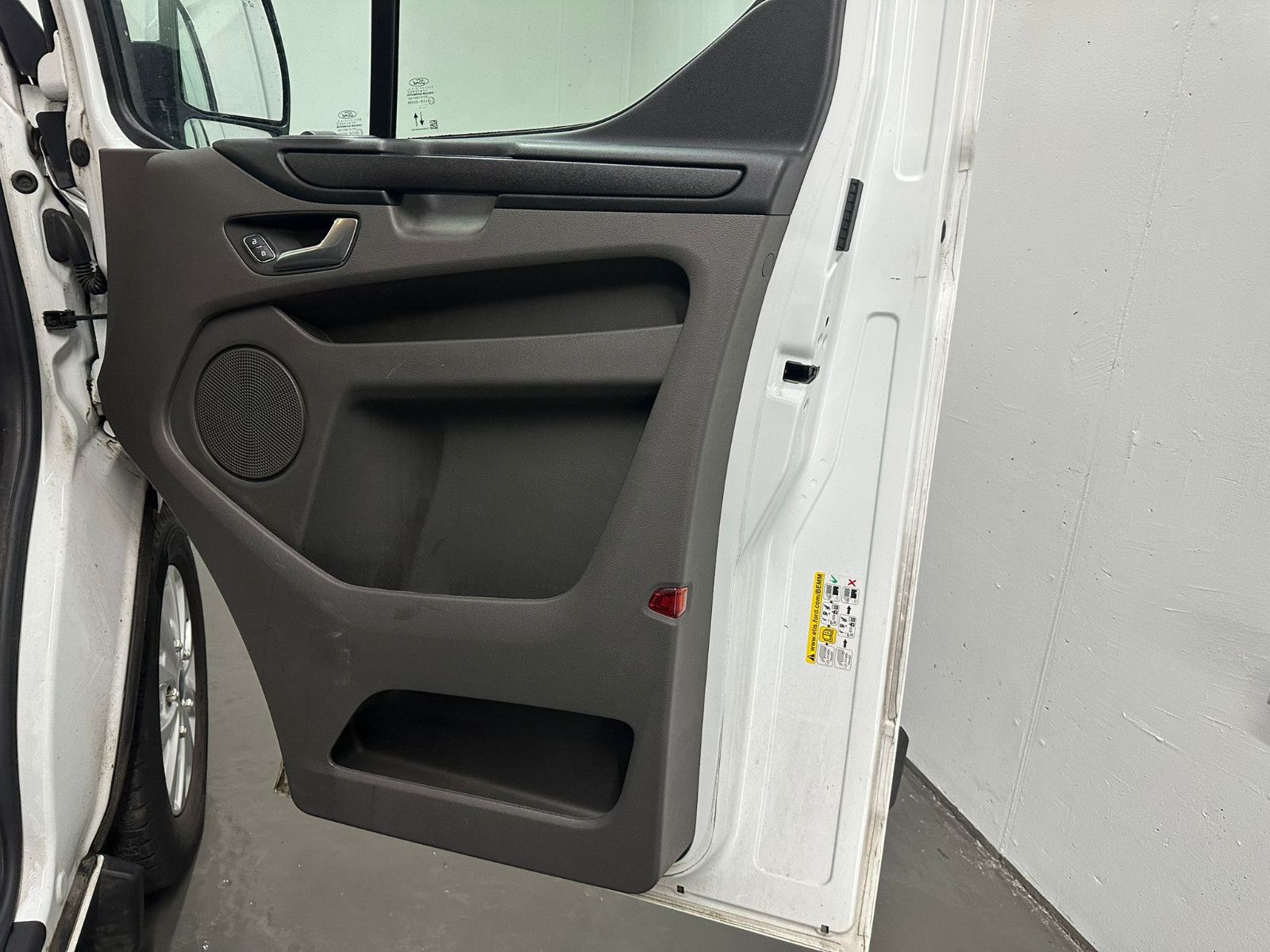 Fahrzeugabbildung Ford Transit Custom 320 L1H1* 9SITZE*NAVI*KLIMA*SDH*