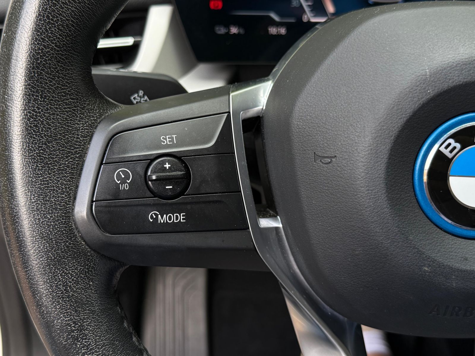 Fahrzeugabbildung BMW iX1 30 xDrive 64 kWh SHADOW+LIFE+SHZ+KAM+LEDER+M