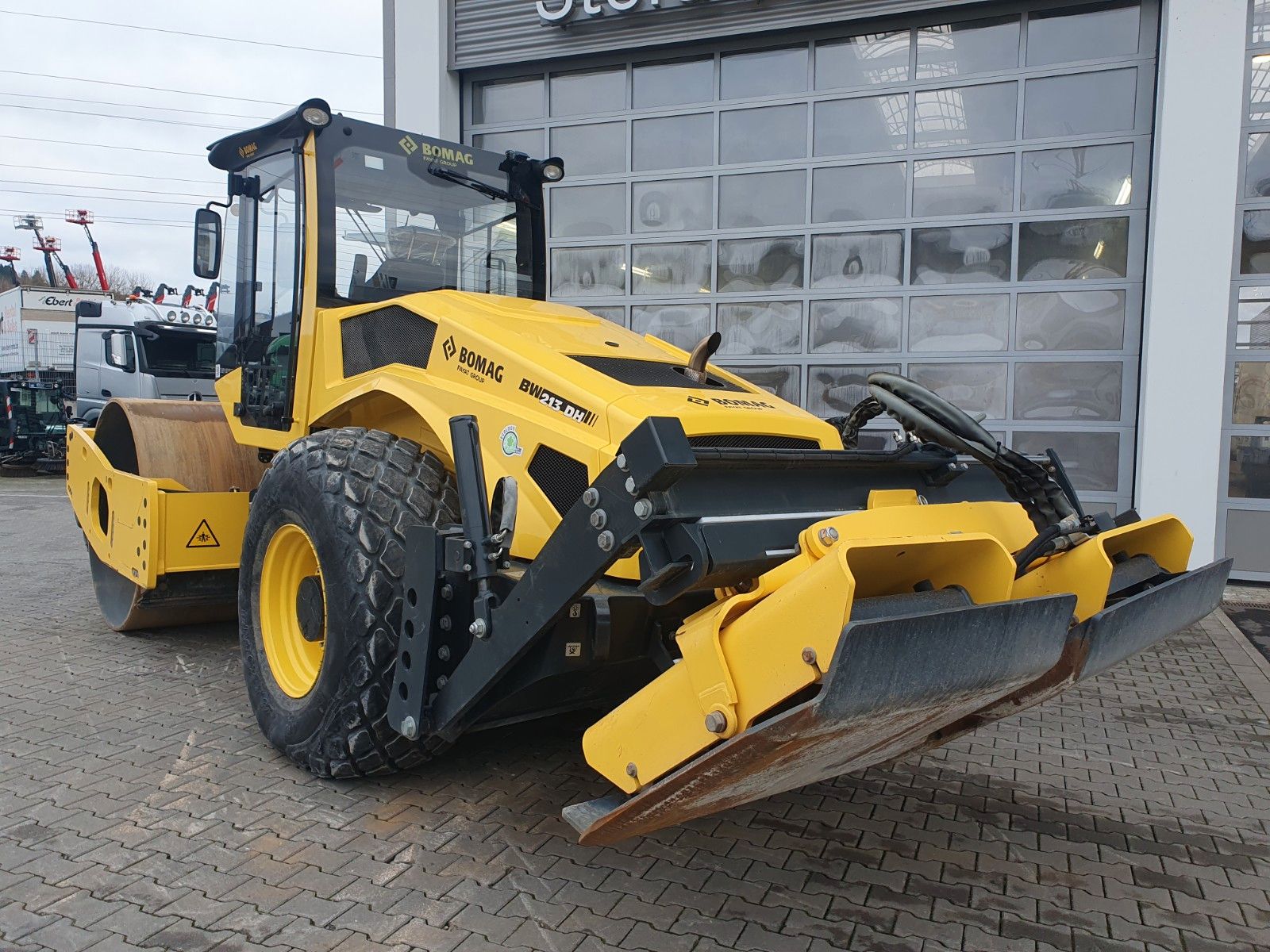 Fahrzeugabbildung BOMAG BW 213 DH / nur 1.087h / Plattenanbauverdicht