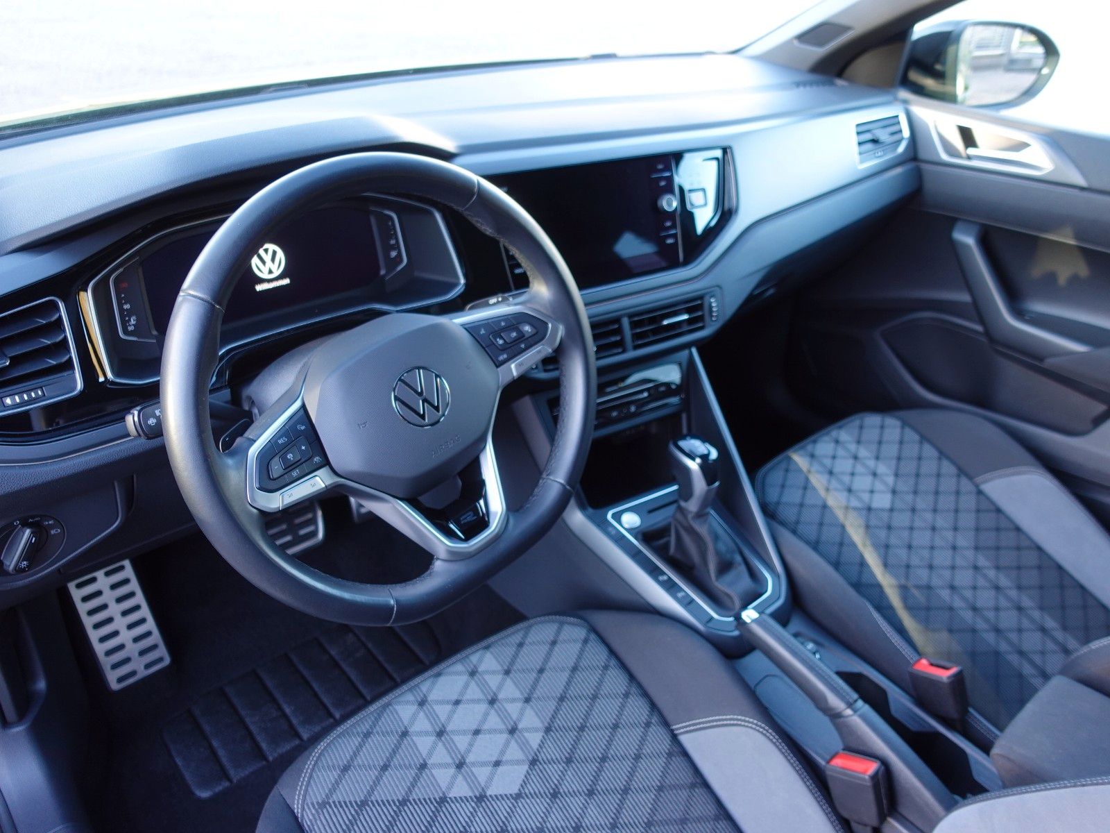 Fahrzeugabbildung Volkswagen Taigo 1.5 TSI DSG R-Line Black Style AHK Assist