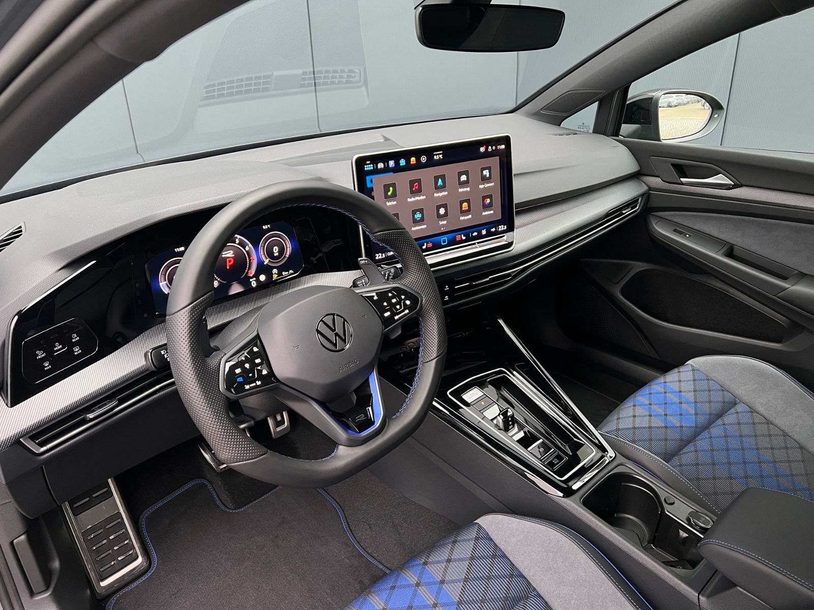 Fahrzeugabbildung Volkswagen Golf VIII R 2.0 TSI DSG 4MOTION *IQ.Light, Black