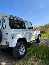 Land Rover Defender 90 TD4 Station Wagon E E - Land Rover Defender mit Diesel-Antrieb: Geländewagen