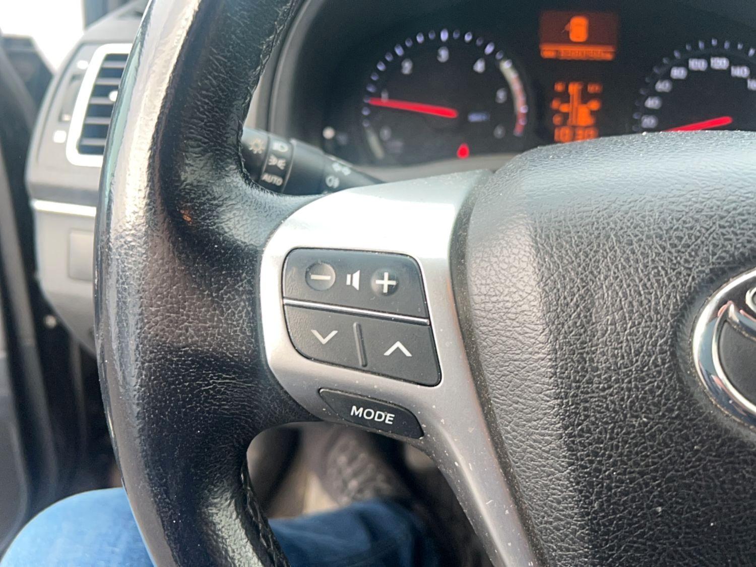 Toyota Avensis 2012 — photo 17