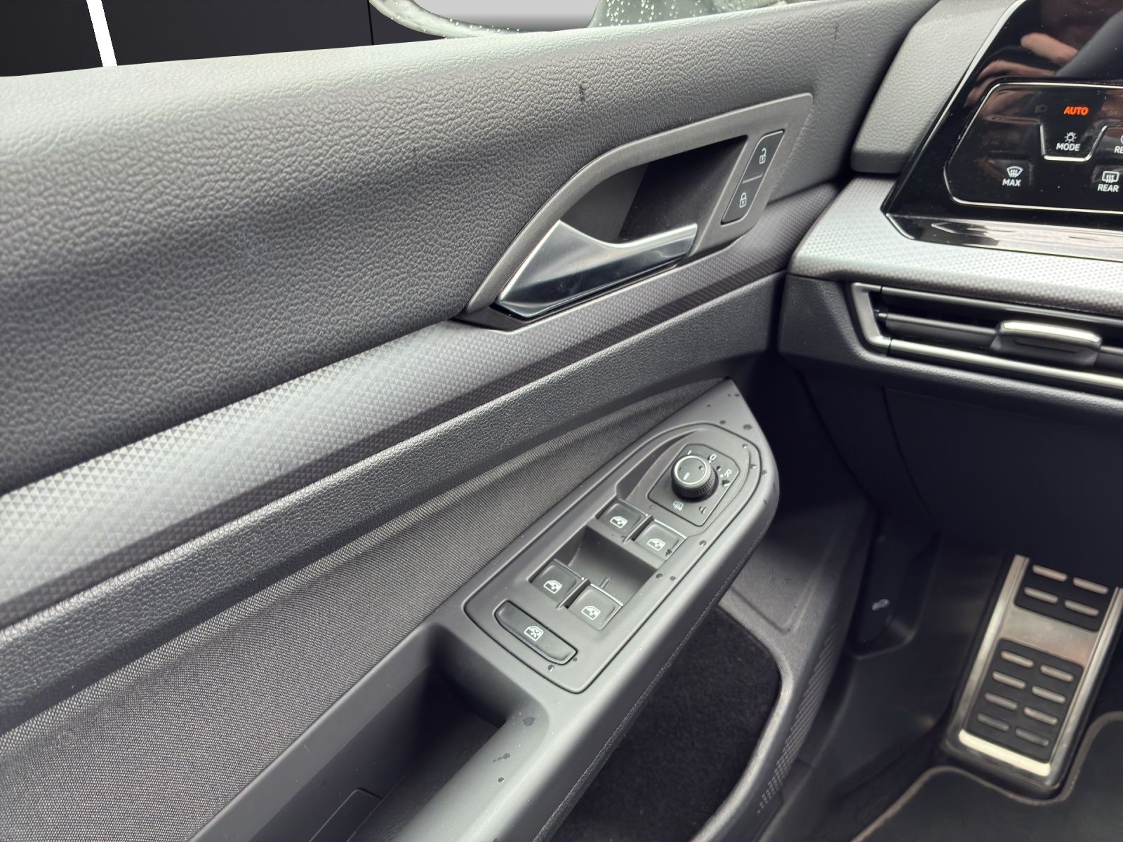Fahrzeugabbildung Volkswagen Golf VIII Active TDI DSG LED Navi ACC SHZ App-Co