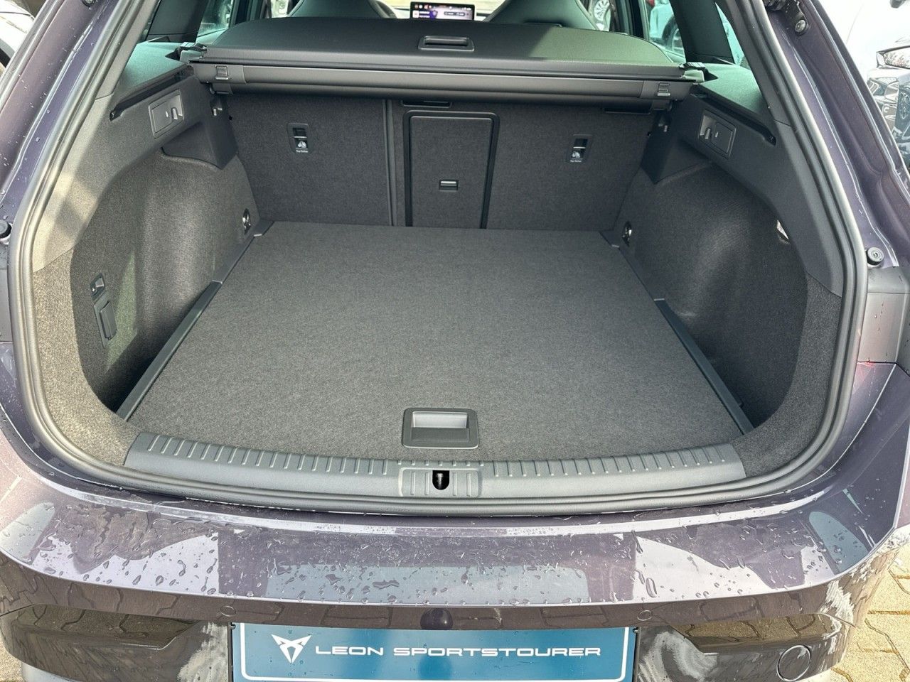 Fahrzeugabbildung CUPRA Leon Sportstourer 2.0 TSI 204 PS DSG 4Drive - mit KI generiert/bearbeitet