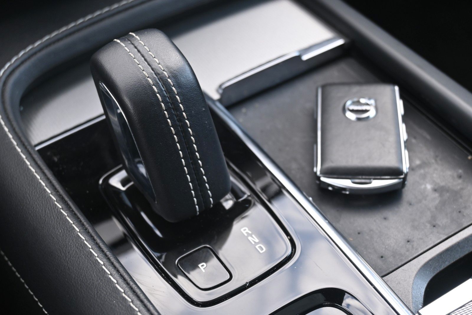 Fahrzeugabbildung Volvo XC90 R Design AWD*B&W*PANO*LUFT*AHK*360*VOLL