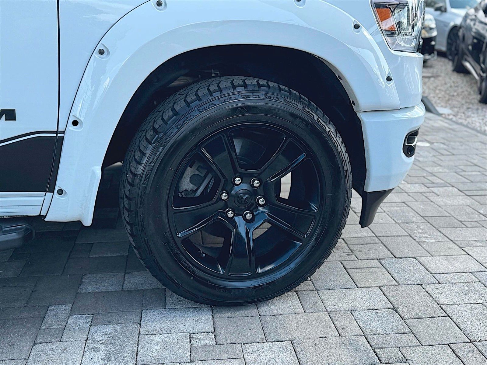 Fahrzeugabbildung Dodge RAM 5.7 V8 HEMI NightEdition Offroad 4x4 eTorque