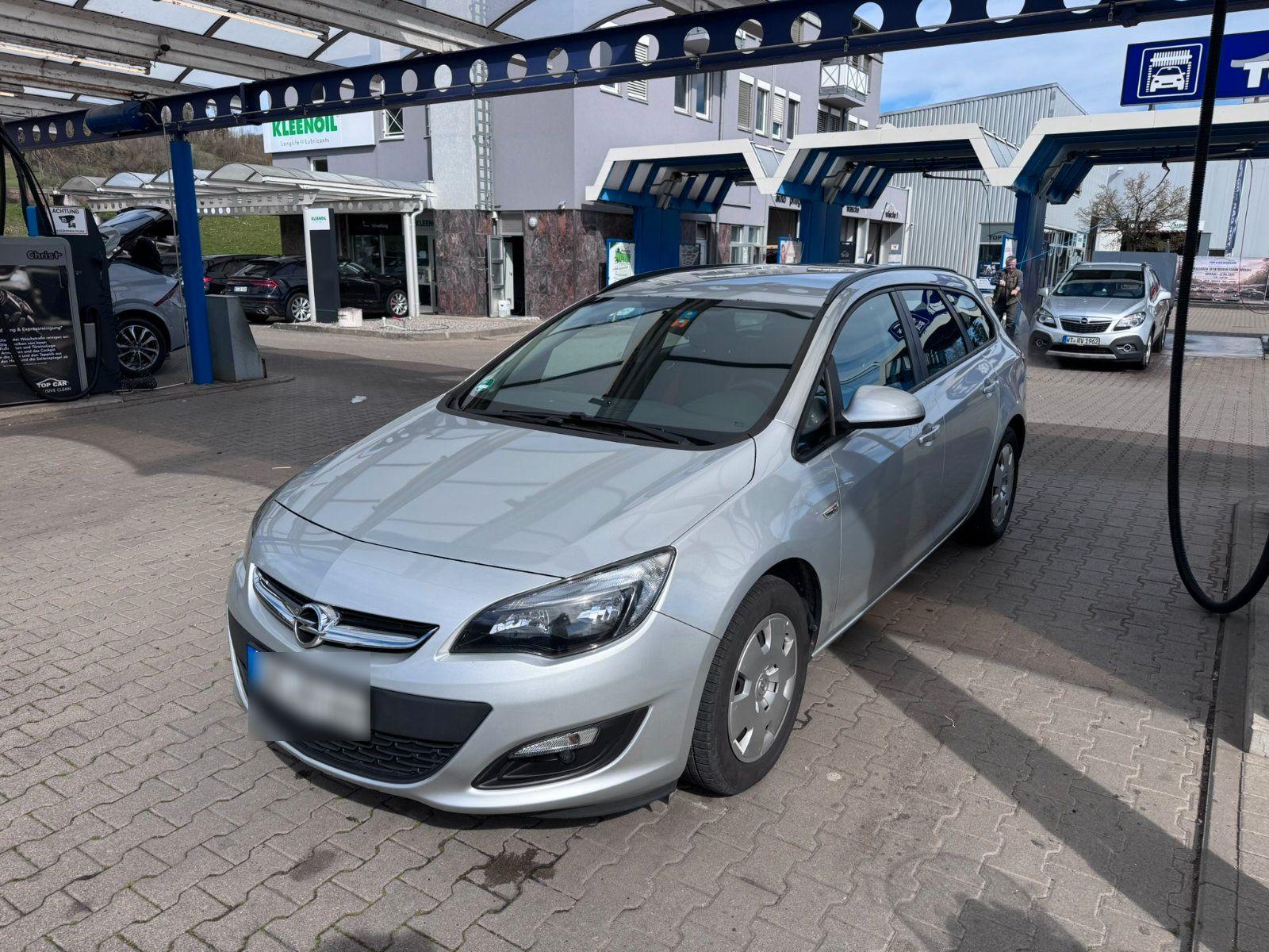 Opel Astra 2015 — вигляд ззаду