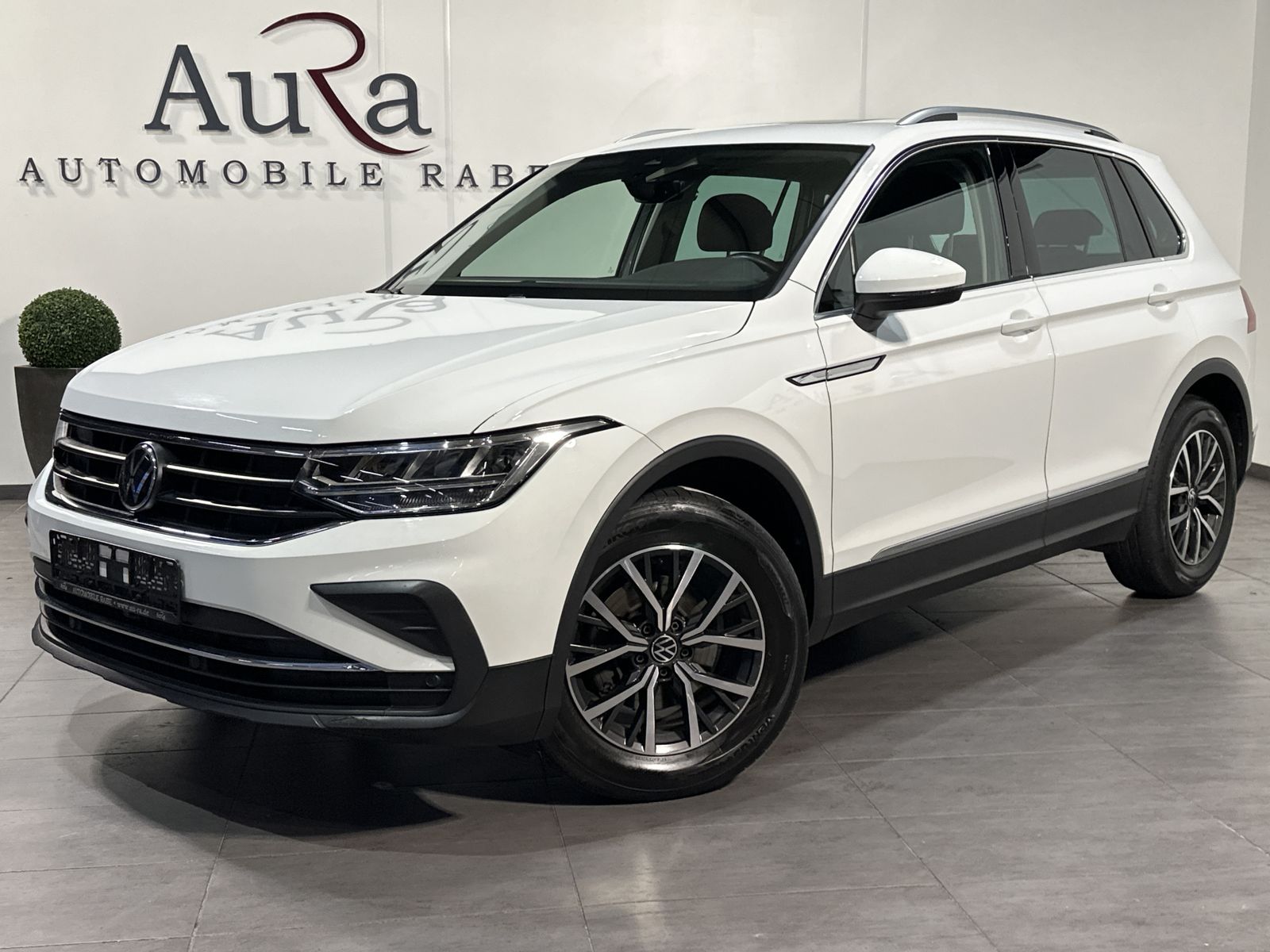 Fahrzeugabbildung Volkswagen Tiguan 2.0 TDI DSG Life NAV+LED+AHK+PANO+17ZO+PP