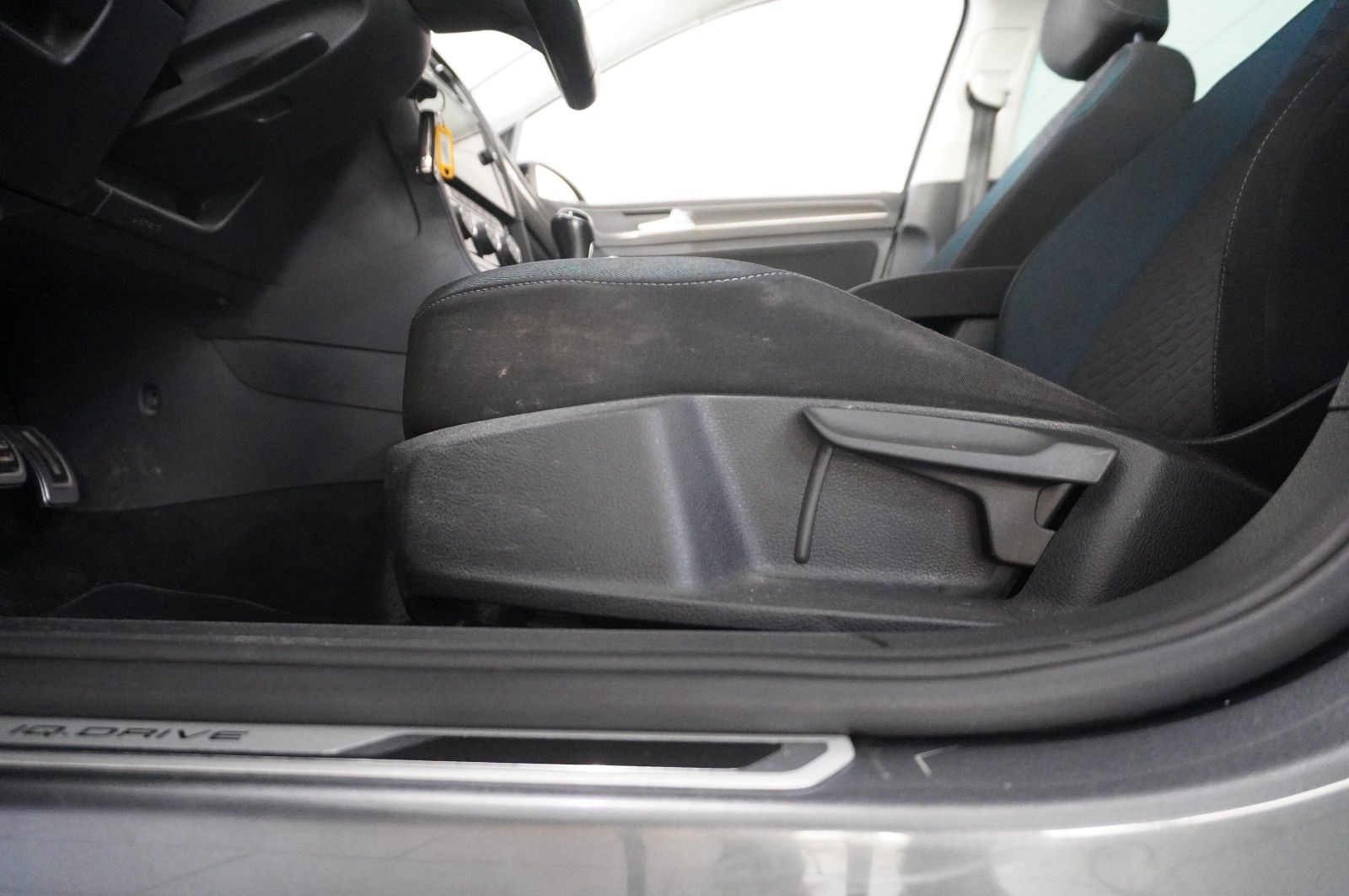 Fahrzeugabbildung Volkswagen Golf VII VAR. 1.6 TDI IQ-DRIVE NAVI/LED/ACC/AHK