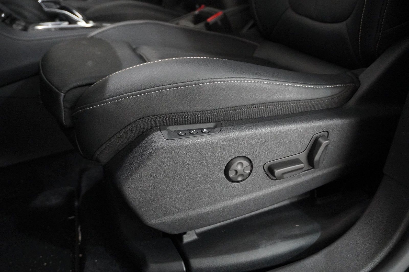Fahrzeugabbildung Opel Grandland (X) 1.6T GSe HYBRID 4X4 NAVI/LED/SPORT