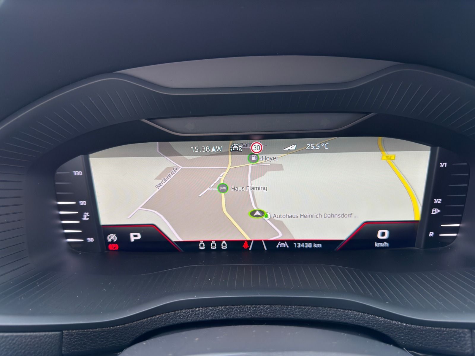 Fahrzeugabbildung SKODA Karoq Sportline 1.5TSI DSG*RFK*SideAss*AHK*eHeck