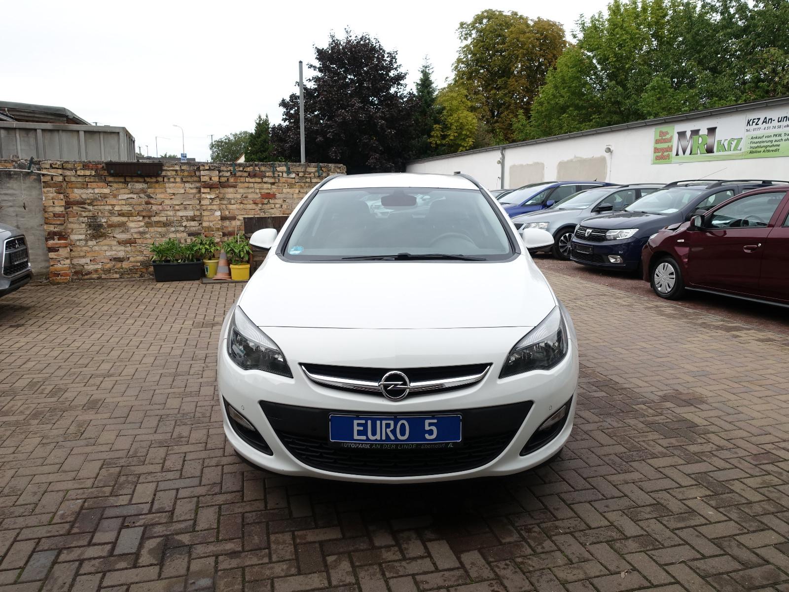 Opel Astra 2014 — interior