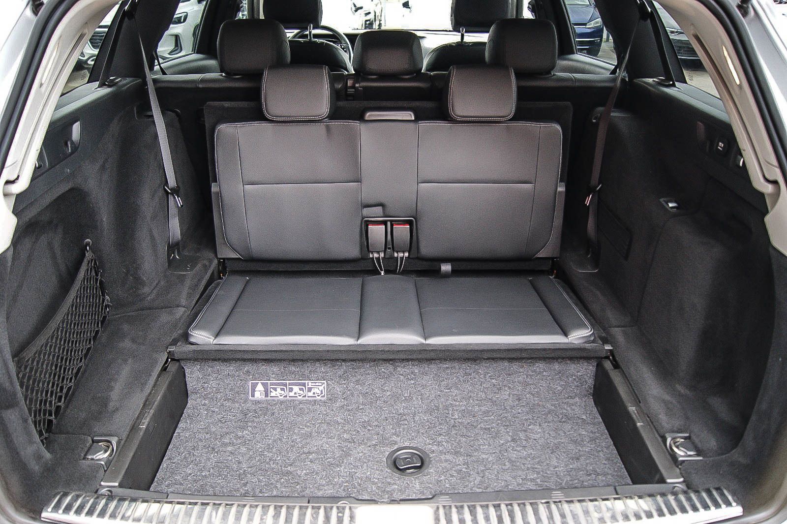 Fahrzeugabbildung Mercedes-Benz E 200 T-Modell 7-SITZER STANDHEIZUNG MULTI-BEAM