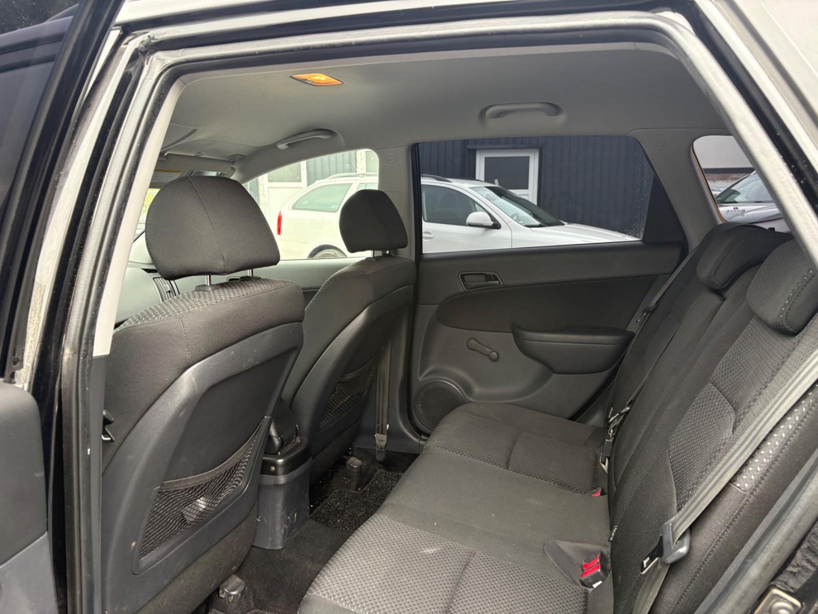 Hyundai i30 2012 — photo 11