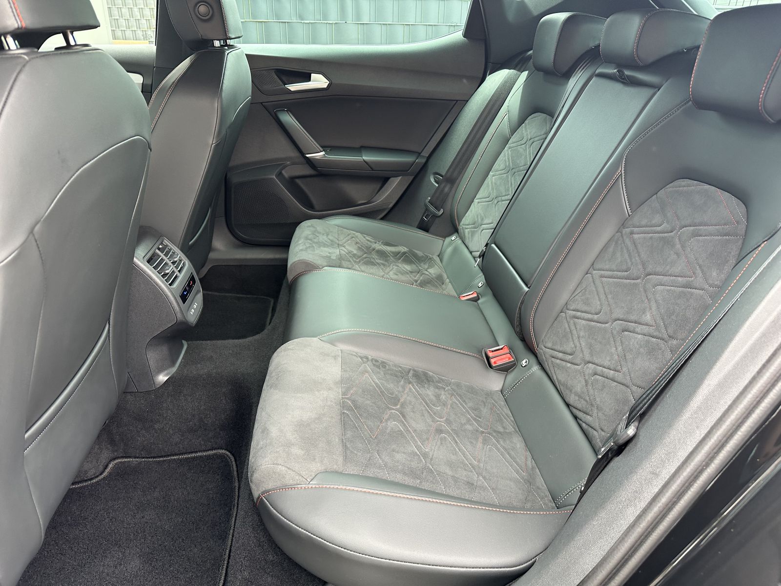 Fahrzeugabbildung SEAT Leon 2.0 TDI FR LED+ACC+SHZ+VCOCKPIT+CARPLAY+PP