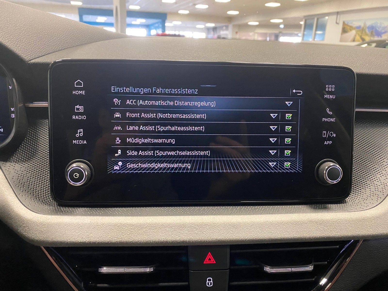 Fahrzeugabbildung SKODA Kamiq 1.0 TSI 85kW DSG Selection ACC+elek.Heck