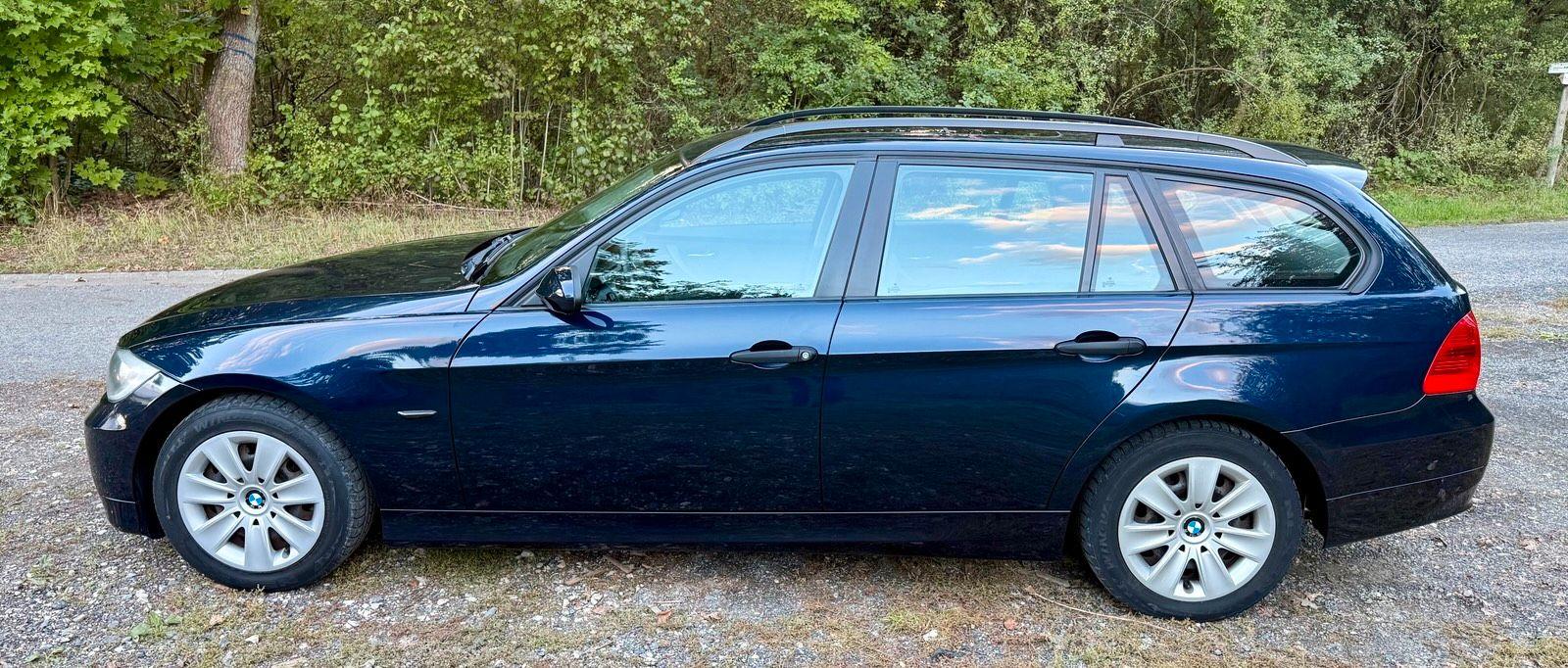 BMW 320 2006 — rear view
