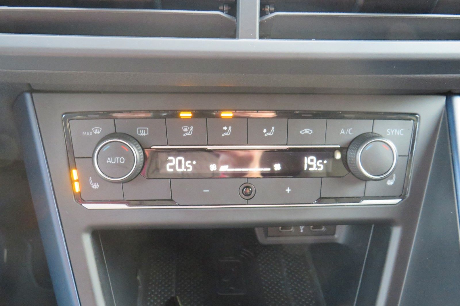 Fahrzeugabbildung Volkswagen Polo United KAMERA SITZH. NAVI KEYLESS APP-CON 1