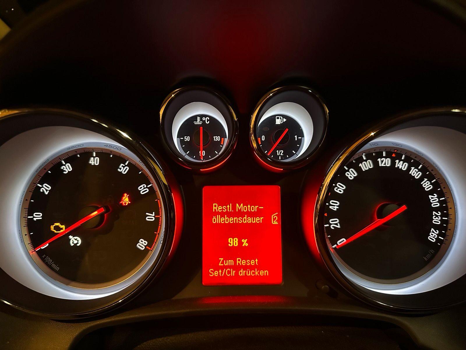 Opel Astra 2011 — photo 11