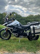 Triumph Tiger 900 Rally Pro mit Koffern und Schutz
