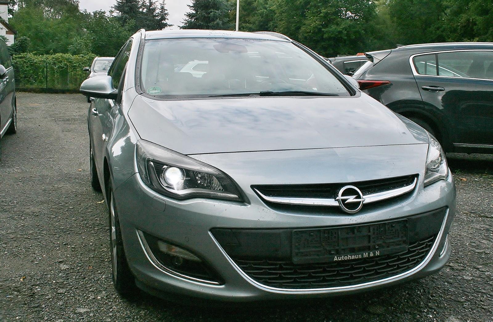 Opel Astra J Sports Tourer Exklusiv+Xenon+Navi+HZ+PDC