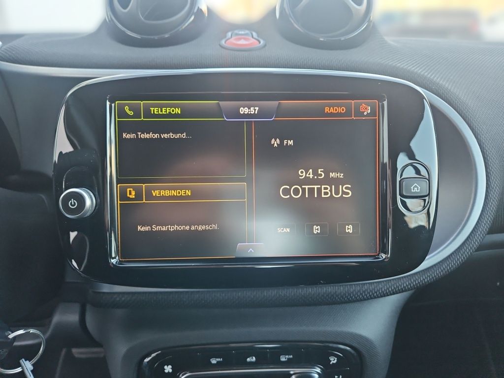 Fahrzeugabbildung Smart EQ ForTwo Cabrio PASSION Ambie. SHZ JBL LED DAB