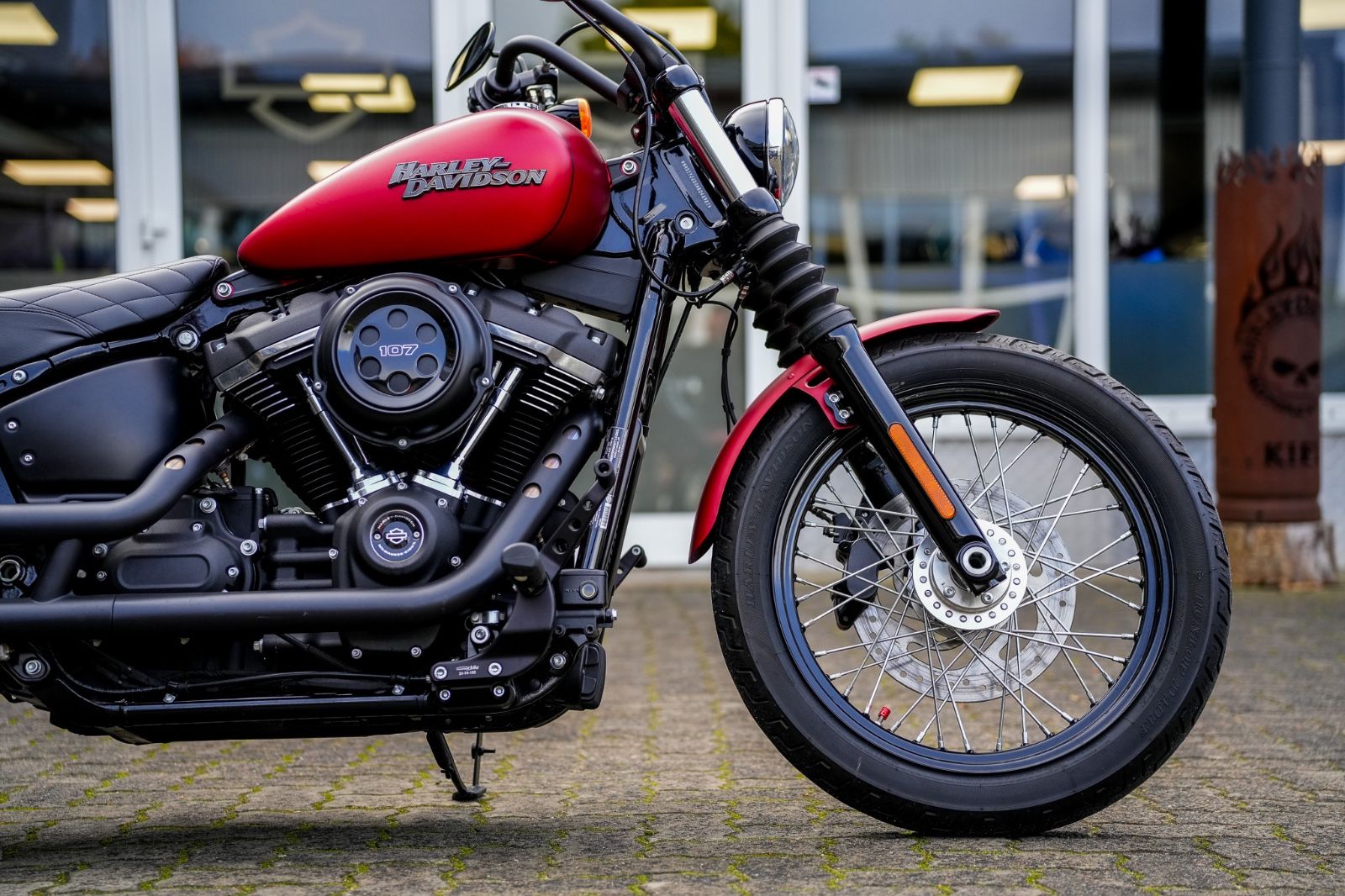 Fahrzeugabbildung Harley-Davidson FXBB Street Bob Softail - Sissybar -Satteltasche