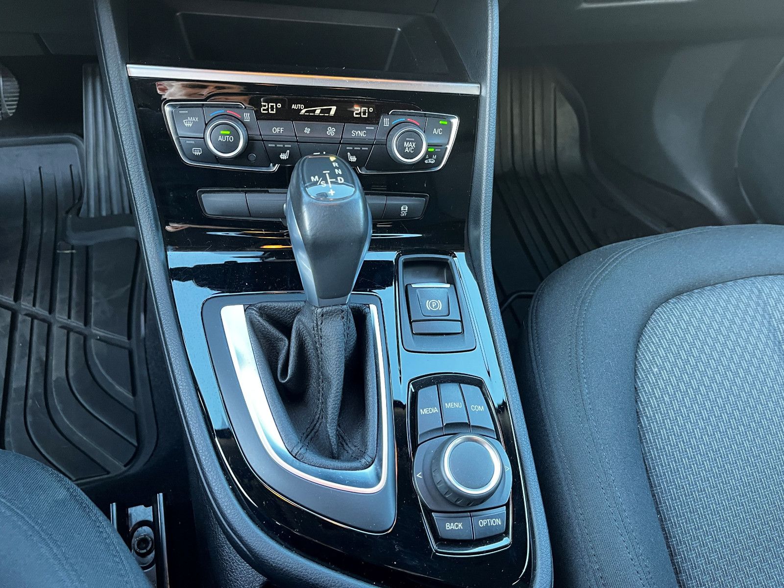 Fahrzeugabbildung BMW 218i Active Tourer PDC SHZ LM UVM